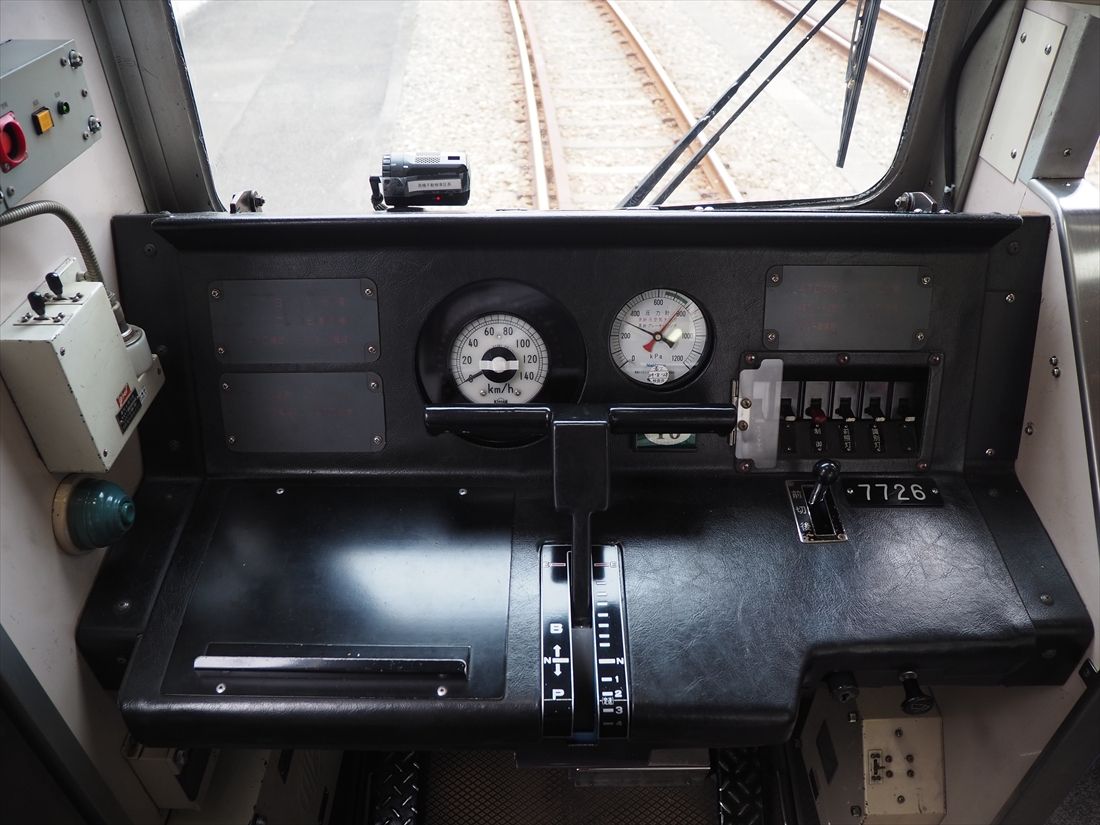 メーター類はアナログでシンプルなデザイン。京王線はATC（自動列車制御装置）を使用しており信号は運転台に表示される（記者撮影）