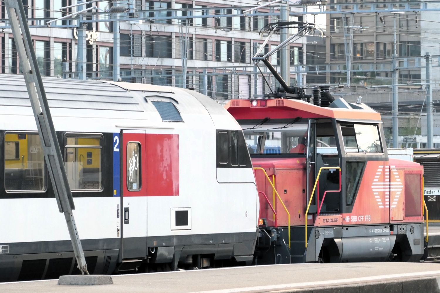 環境保護のため、入換用機関車までディーゼルではなく電気機関車（筆者撮影）
