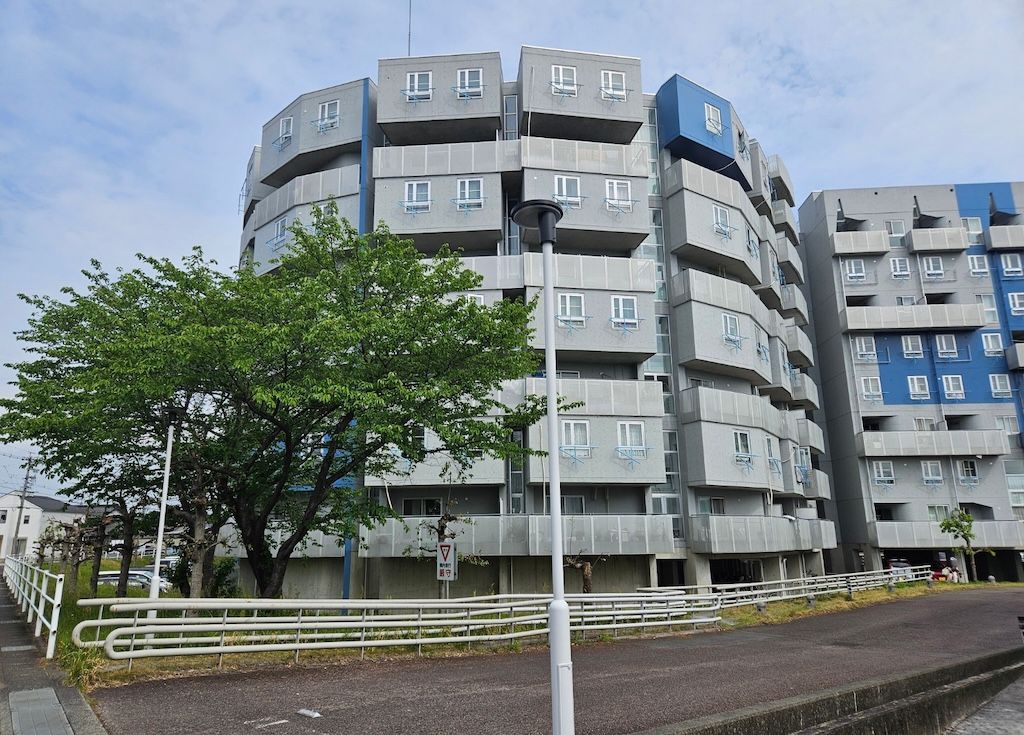 建築家のクリスティン・ホーリィさんが設計した住棟を外から見る（写真：筆者撮影）