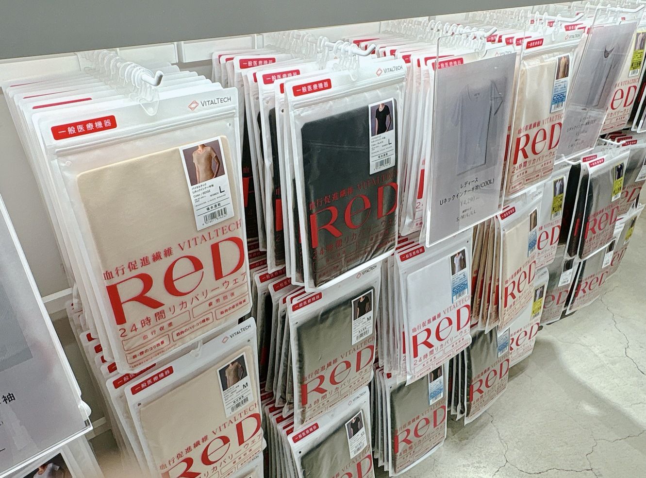 主力商品のインナーウェアは色、種類ともに豊富だ（編集部撮影）
