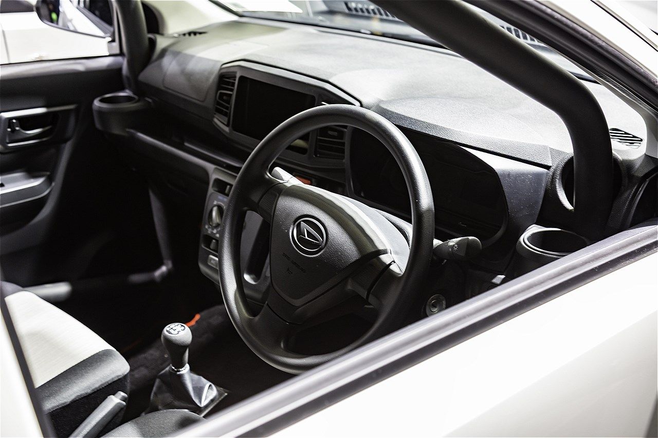 東京オートサロン2026に出展されたダイハツ「ミラ イース tuned by D-SPORT Racing」（写真：場末モータープール）