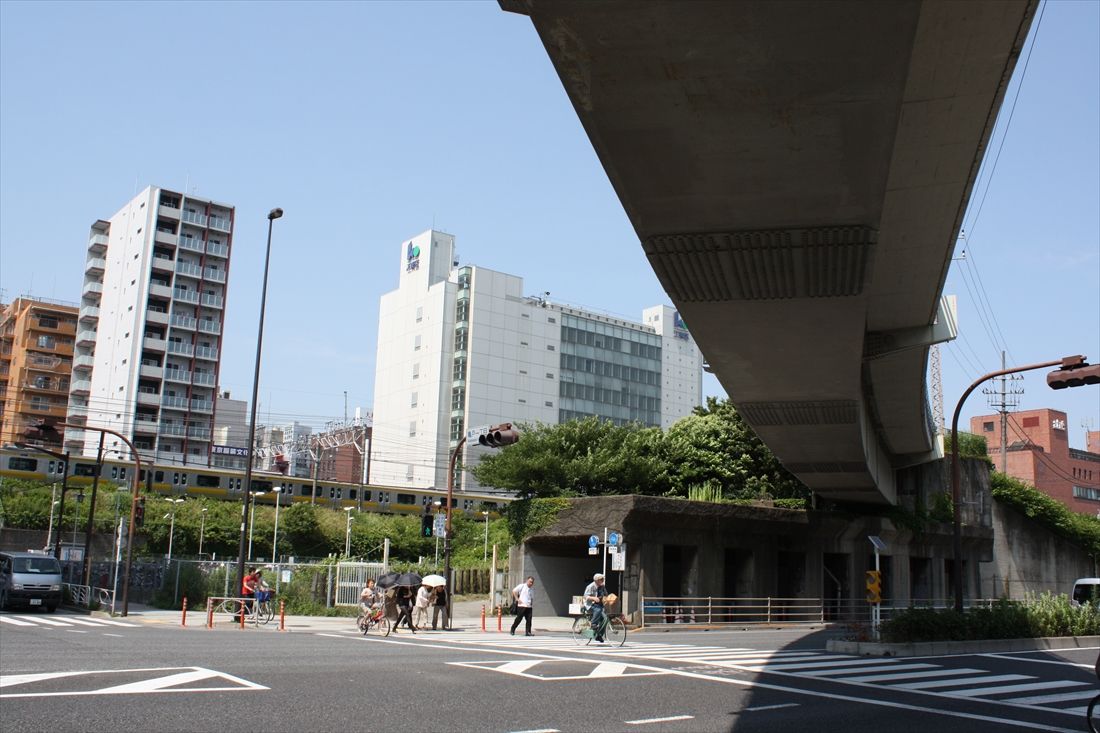 越中島支線の単線高架橋（右）がカーブして総武線の線路（左奥）から離れていく（筆者撮影）