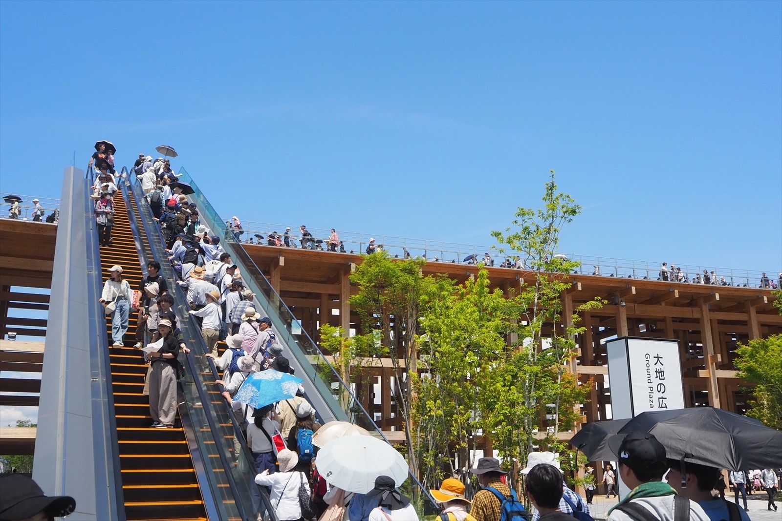 大屋根リングに登る人の列が絶えない（筆者撮影）