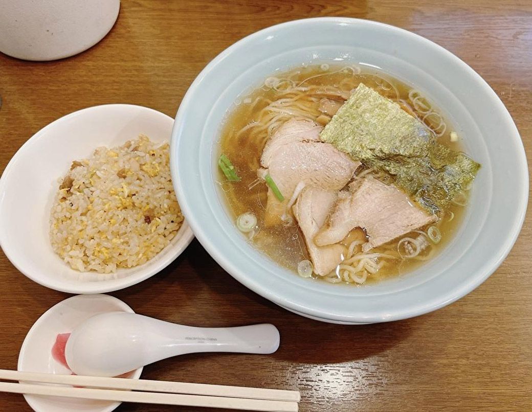 「王様ラーメン」と半チャーハンのセットで850円。お手頃価格が嬉しい（筆者撮影）