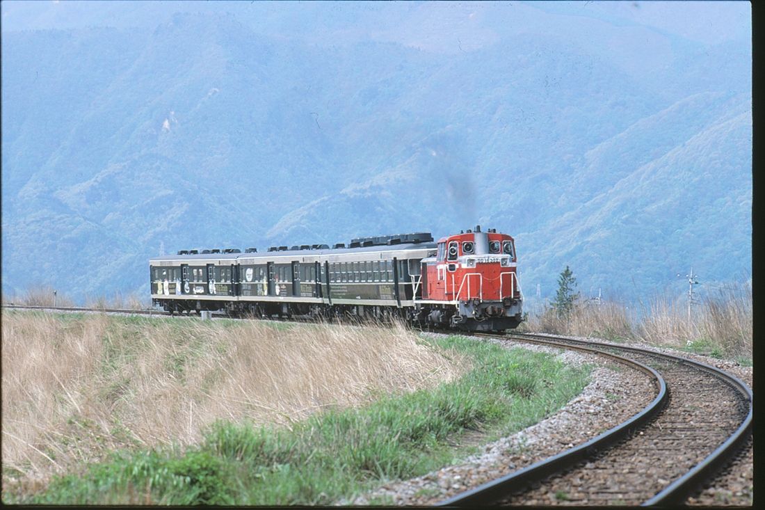 DD16形が牽引する小海線のイベント列車「マザーグーストレイン」＝1987年（撮影：南正時）