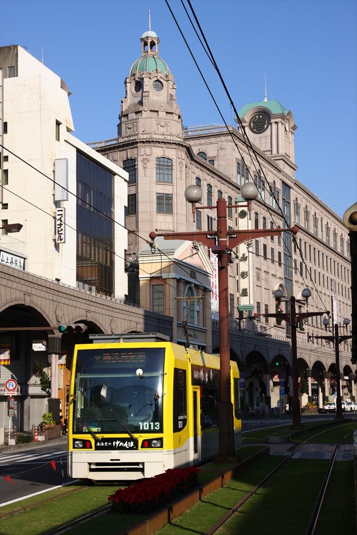 日本最南端の路面電車、鹿児島市電は超低床車の導入に熱心で、1000形・7000形のほかに2車体連接の7500形「ユートラムⅢ」も活躍している（撮影：南正時）