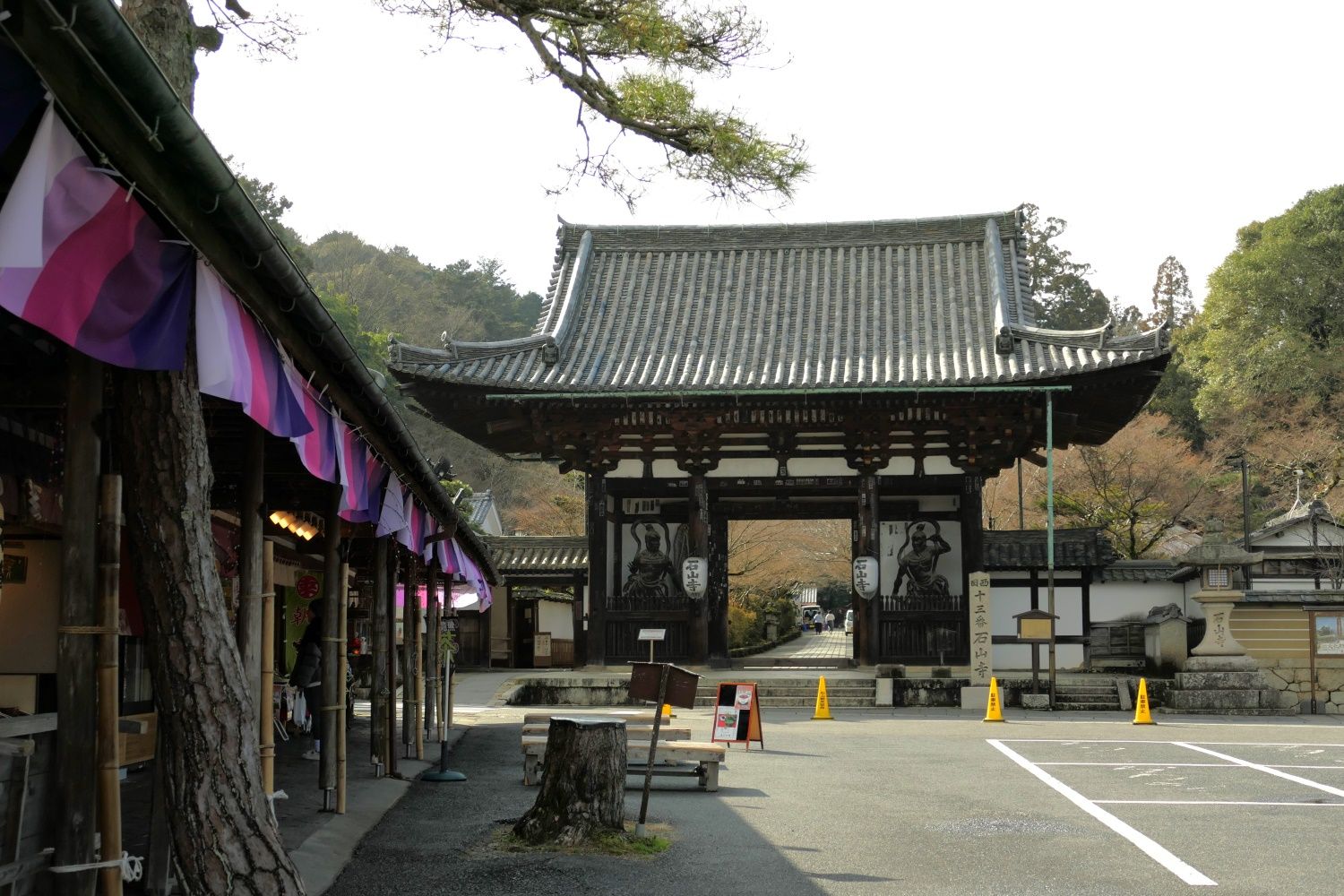 石山寺の門前