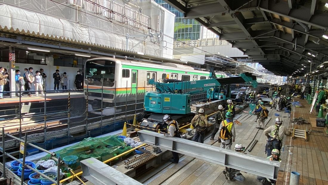 3回目の線路切り換え工事は山手線内回りを運休しホームを拡幅した＝2021年10月（記者撮影）