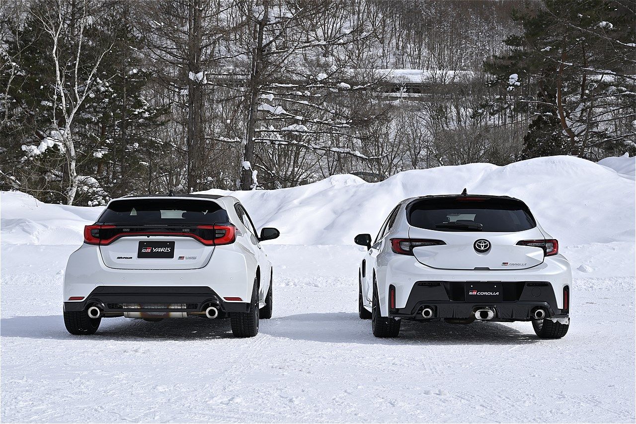 GRカローラとGRヤリス（写真：トヨタ自動車）