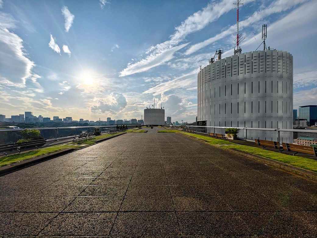 広々とした屋上は、昼休みにはオフィスワーカーの憩いの場になっている。竣工当時、昭和天皇が視察に訪れ眺めを楽しんだという。また、ここで結婚式をひらくカップルもいるそうだ（筆者撮影）