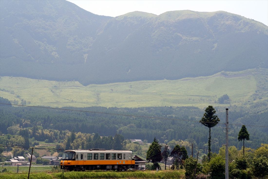 カルデラの中を走る南阿蘇鉄道（撮影：南正時）