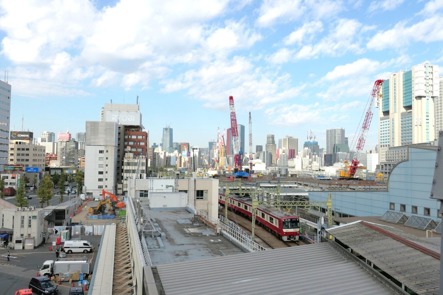 品川駅の屋上から見た高輪ゲートウェイ駅方面＝2022年11月（記者撮影）