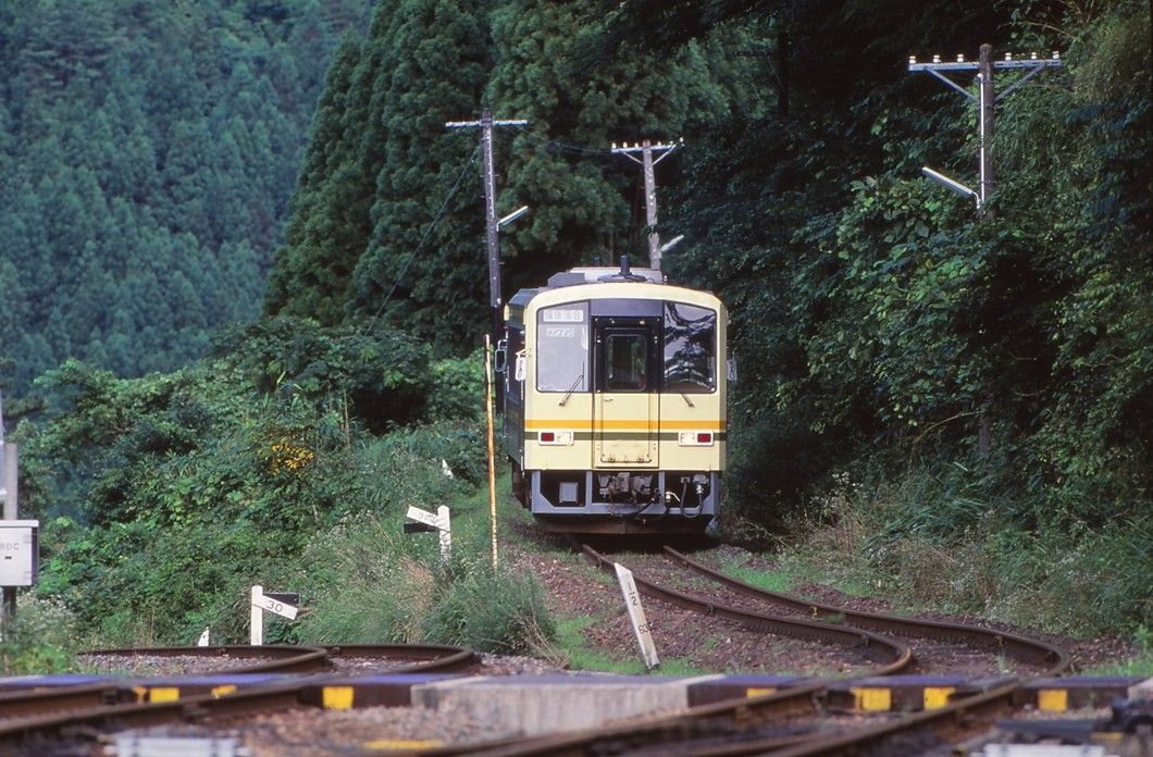 3段スイッチバックを行く木次線の気動車（撮影：南正時）