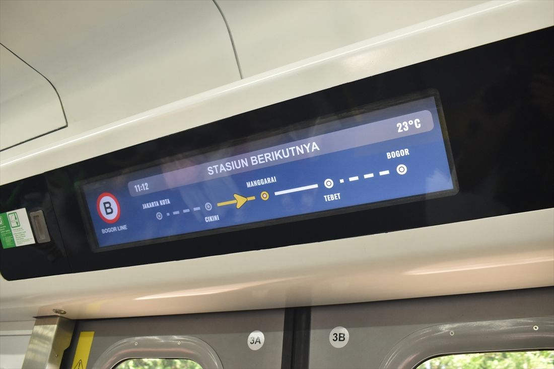 ドア上の案内ディスプレイ。コンテンツはCLI-125型のディスプレイと同様（筆者撮影）
