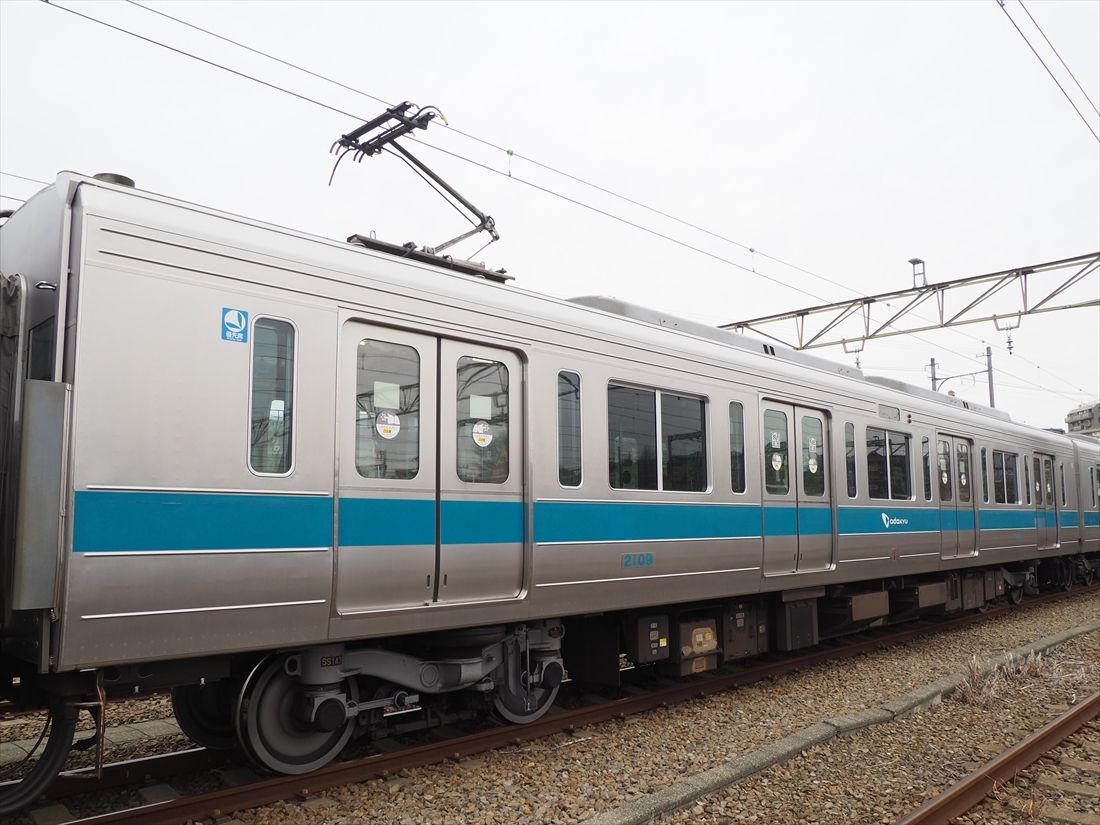 パンタグラフは当初ひし形だったが、のちに全てシングルアーム式に交換した（記者撮影）