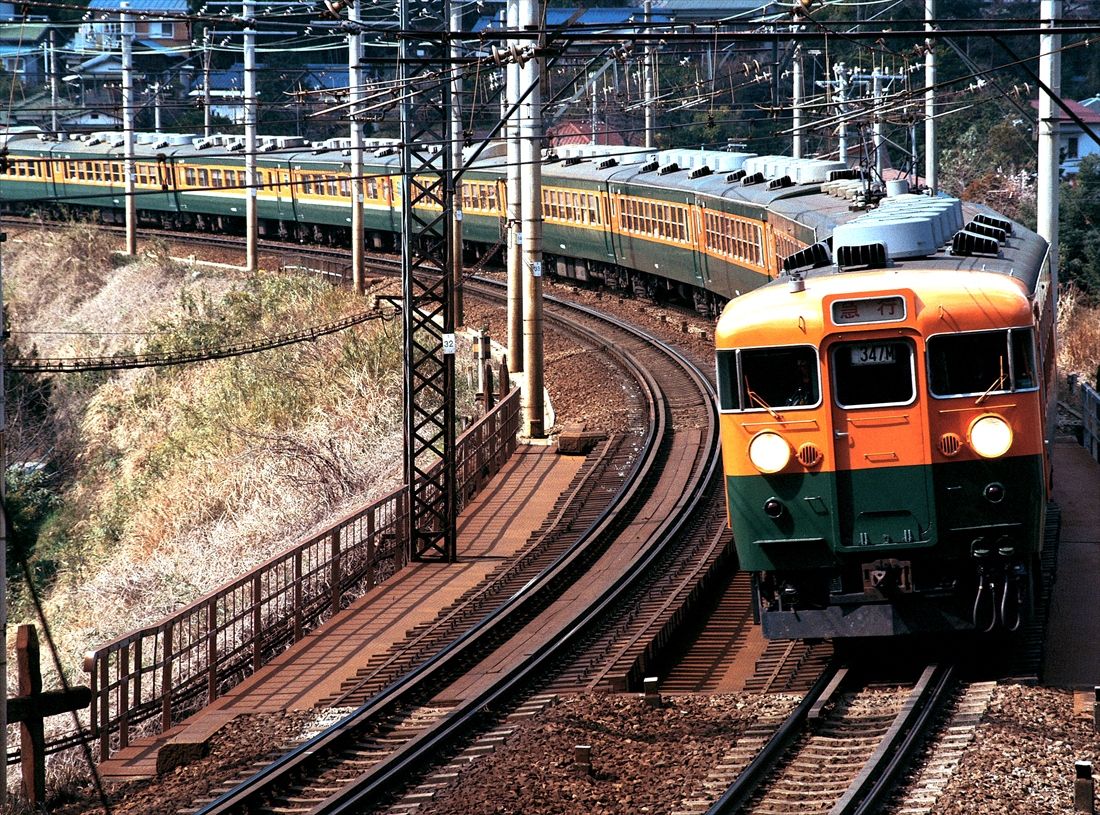 湯河原付近を走る165系の急行「東海」（撮影：南正時）