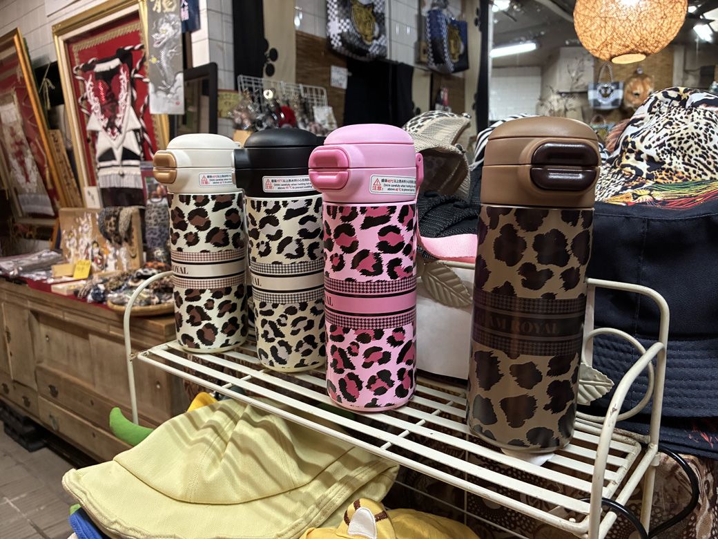 売れ筋のヒョウ柄水筒（筆者撮影）