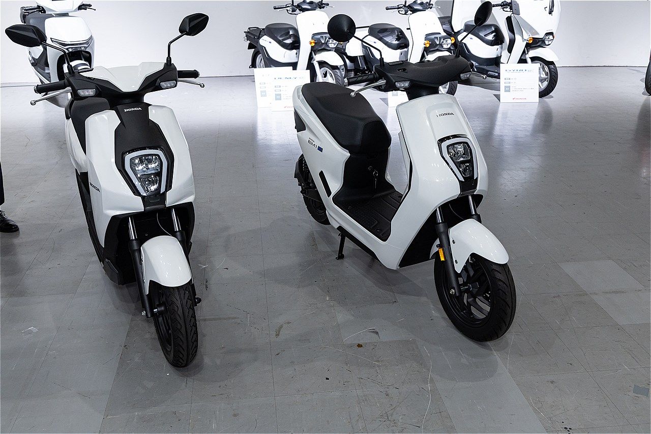 アイコンe:（左）とEM1e:（右）の外観比較（写真：三木 宏章）