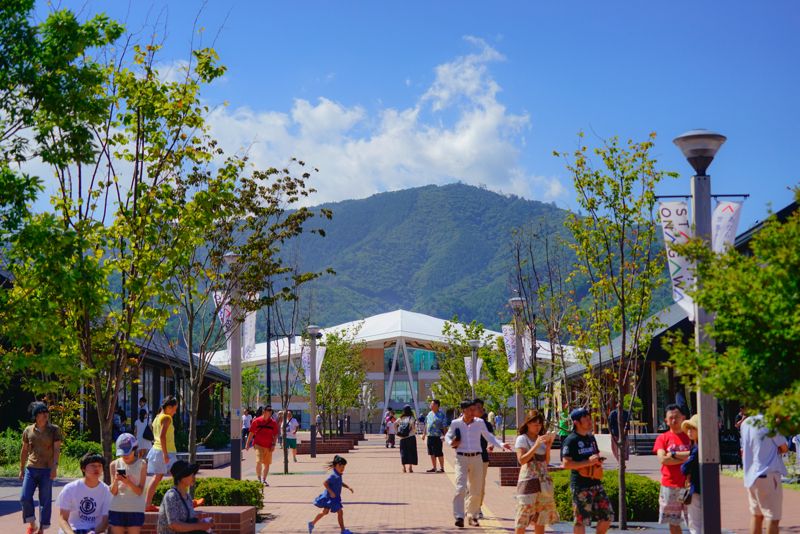 2年後には新しい駅が建ち、再び人が戻ってきた（筆者撮影）