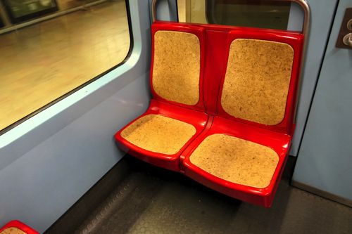 リスボンのメトロは座席クッションがコルクというのがポルトガルならでは（筆者撮影）