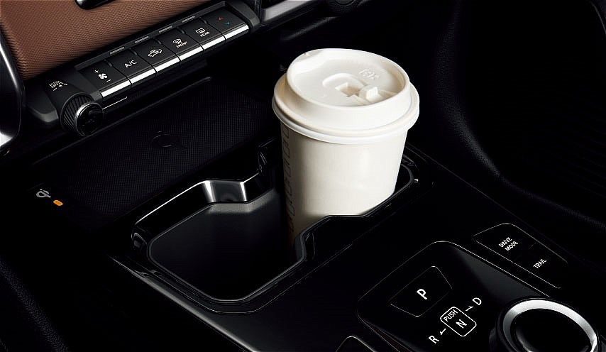 スズキ初となるBEV「eビターラ」の詳細と記者発表の様子（写真：スズキ）