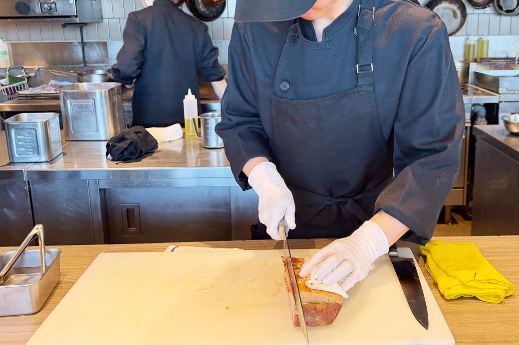 ローストポークはライブキッチン。目の前でカットしてもらえる（写真：筆者撮影）