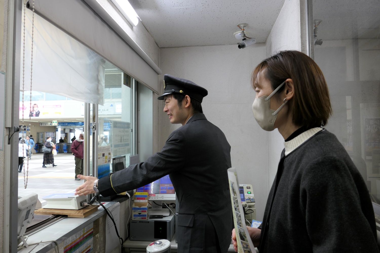 駅員の家族が職場見学する機会も。この日は秋葉涼さん（奥）の仕事ぶりを母・千恵子さんが見守った（記者撮影）
