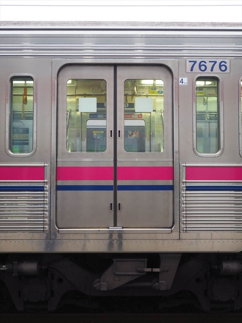 側面の扉。製造時期で違いがあり、これは窓付近と下部に取手があるタイプ（記者撮影）