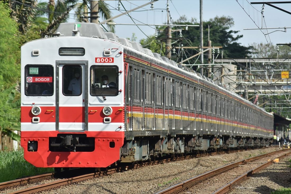 現行色になった最末期の8003編成（筆者撮影）