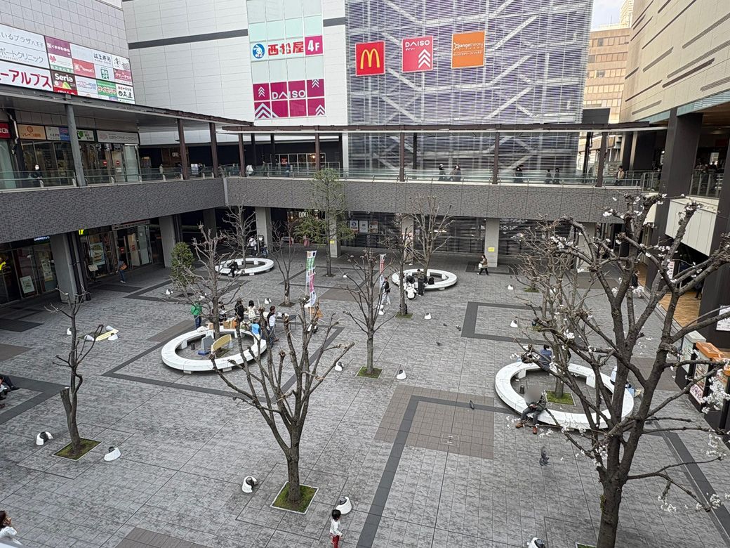 オーパ前の広場は閑散。とは言え座りづらいベンチに、人は座らないのだ（写真：筆者撮影）