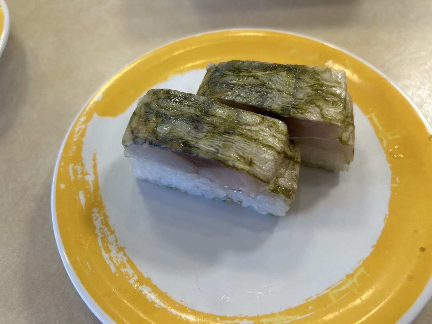 元気寿司の『とろさばの押し寿司（150円）』（写真：筆者撮影）