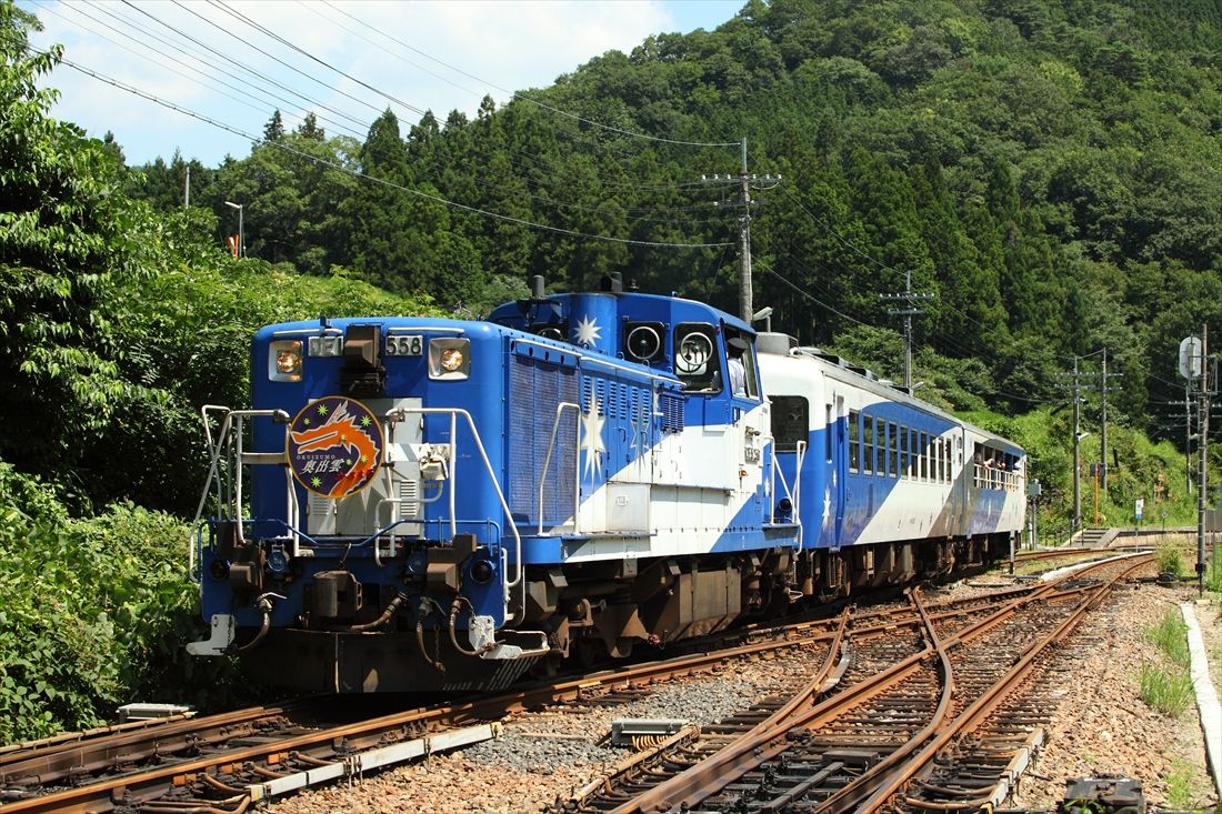 2023年に運行を終了した木次線の「奥出雲おろち号」もDE10形牽引だった（撮影：南正時）