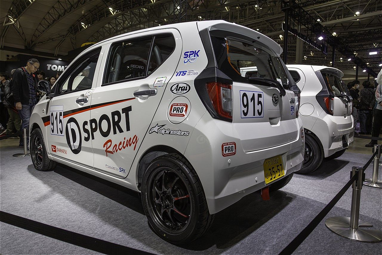 東京オートサロン2026に出展されたダイハツ「ミラ イース tuned by D-SPORT Racing 10時間耐久レース参戦車」（写真：場末モータープール）