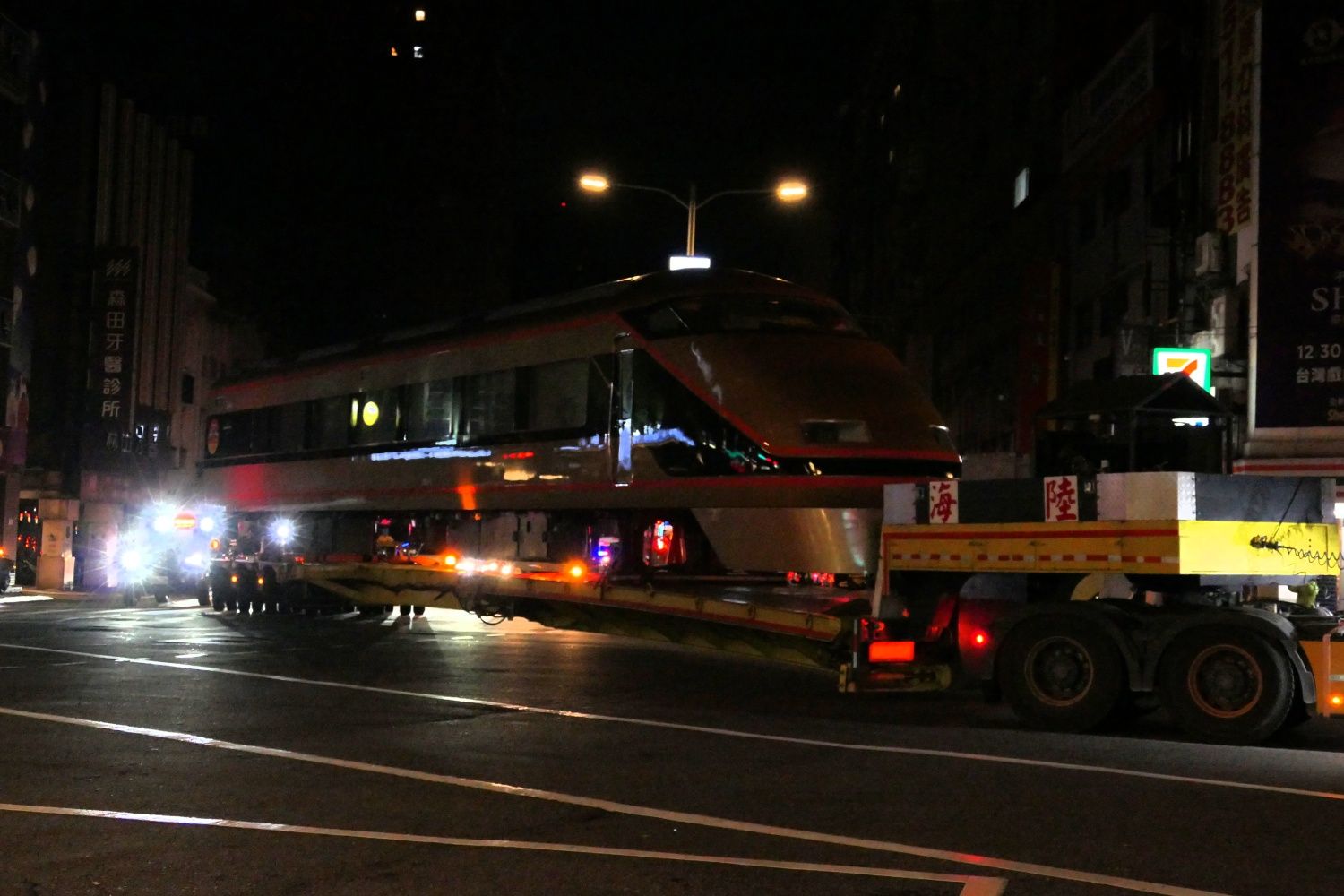 交差点を左折するトレーラー（記者撮影）