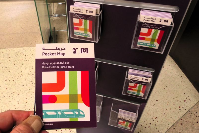 駅にはメトロマップや料金表が常備（筆者撮影）