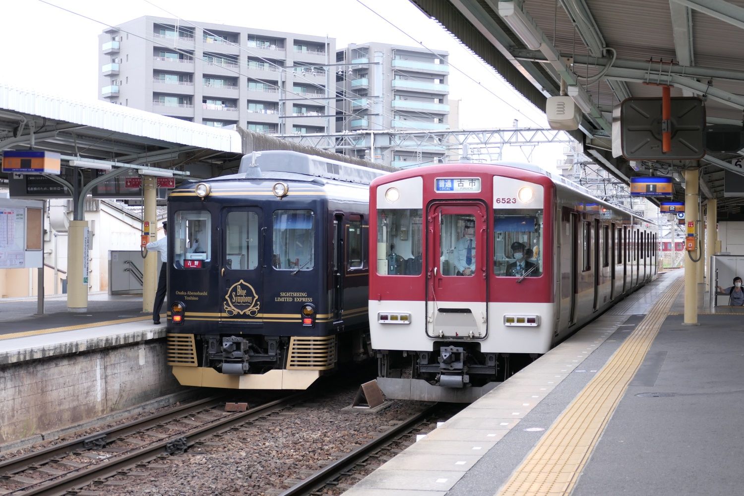 普通古市行きと並ぶ（記者撮影）