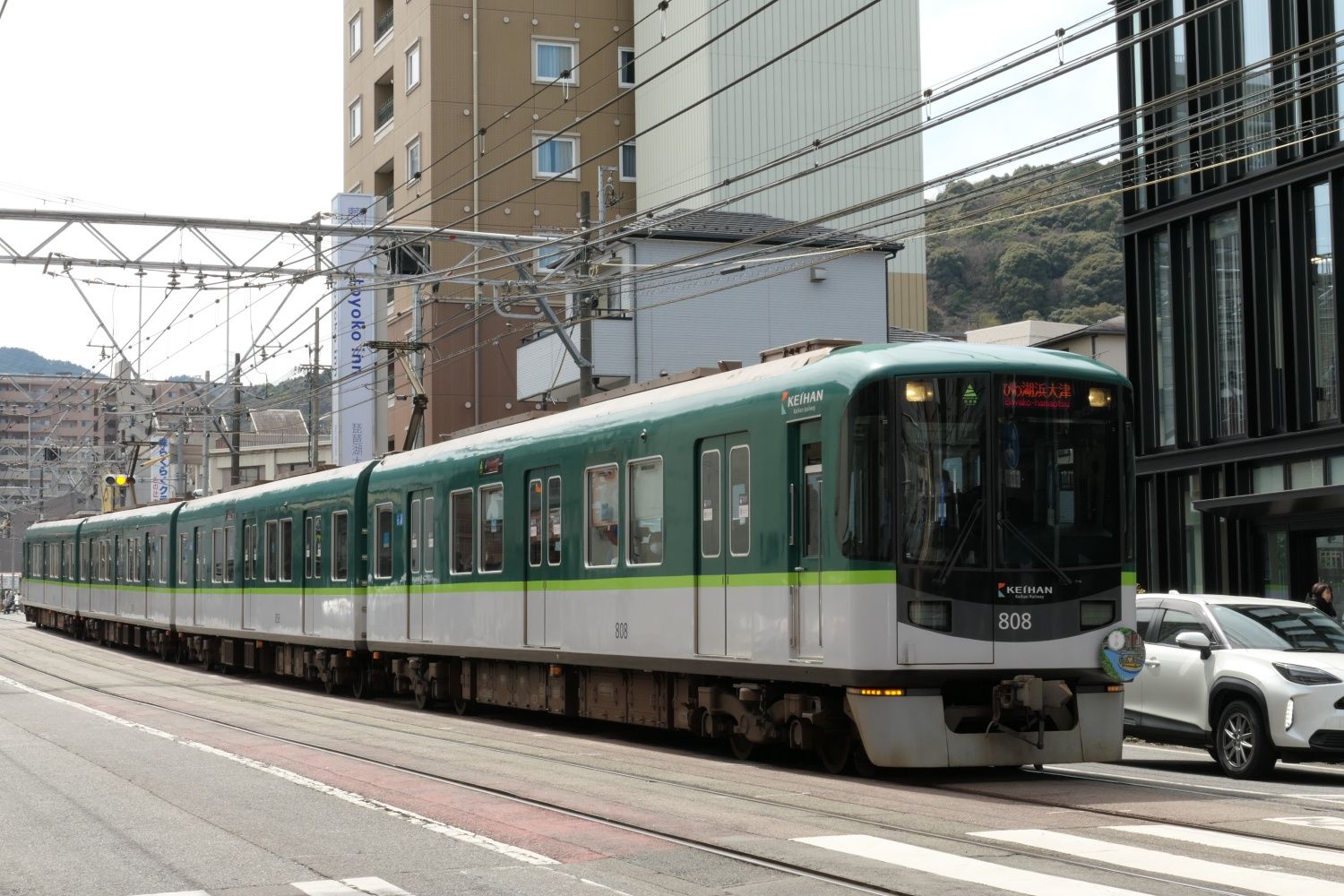 車両下部の両端に車幅灯が付いている（記者撮影）