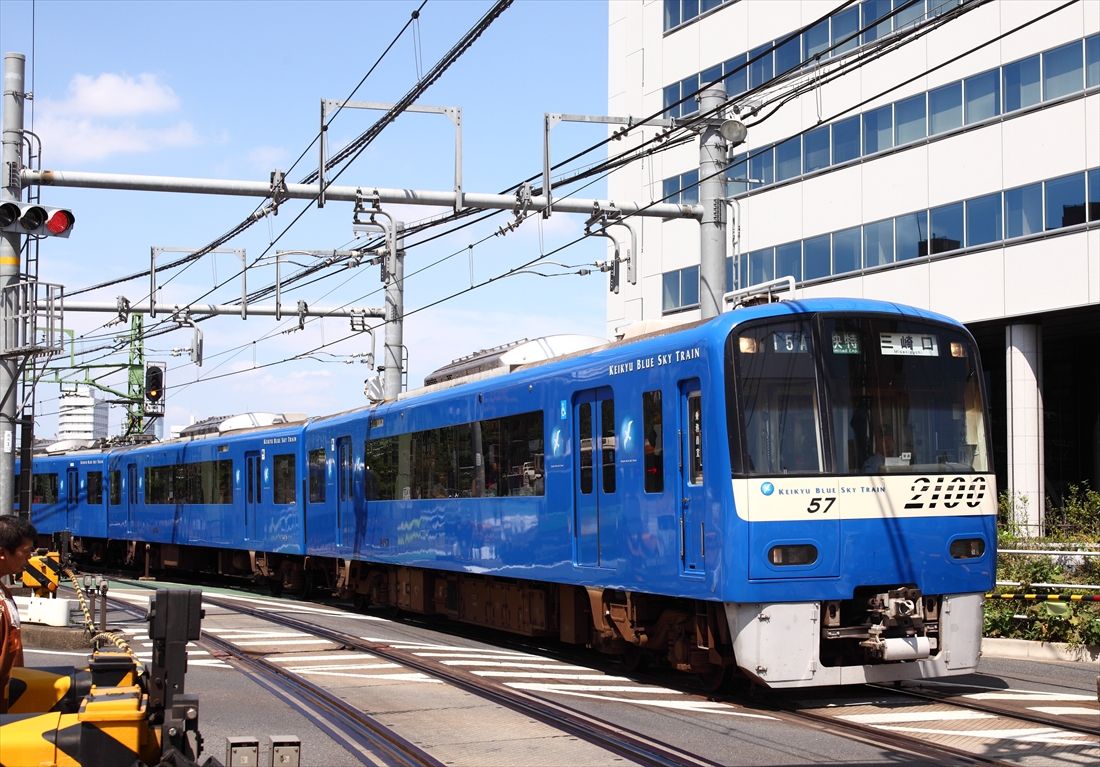 赤い京急の中で異彩を放つ「ブルースカイトレイン」の2100形（撮影：南正時）