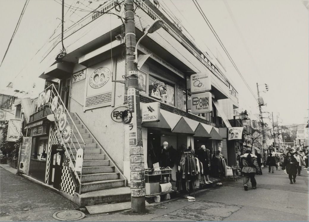 原宿・竹下通りのタレントショップ（写真：1994年3月4日、尾形文繁撮影） 