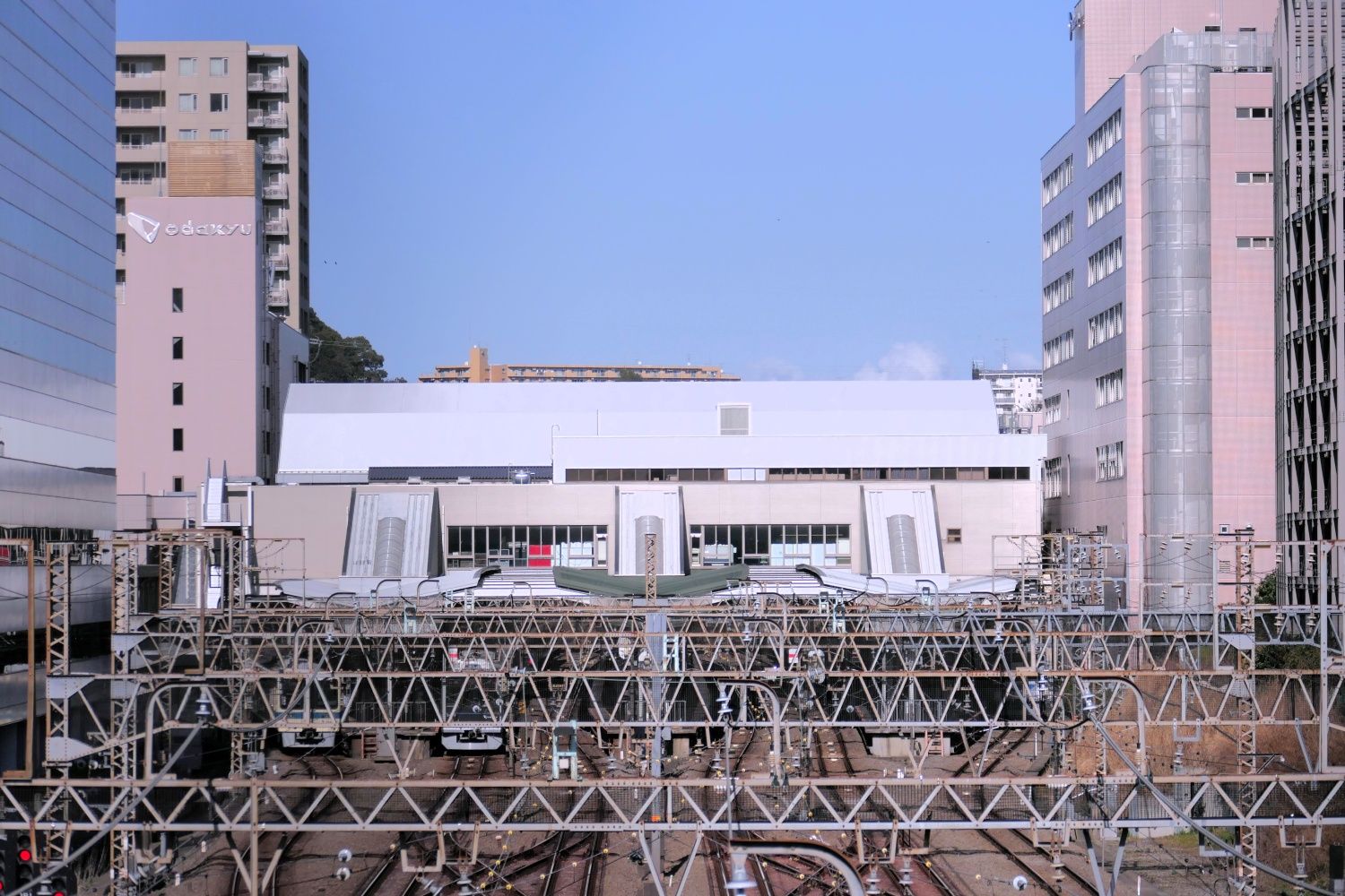 駅周辺にビルが建ち並び開業時とは見違えるようになった（記者撮影）