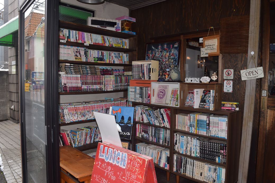 商店街の古本喫茶店「マルゼン46」。入り口横にも漫画がズラリと並んでいた（写真：筆者撮影）