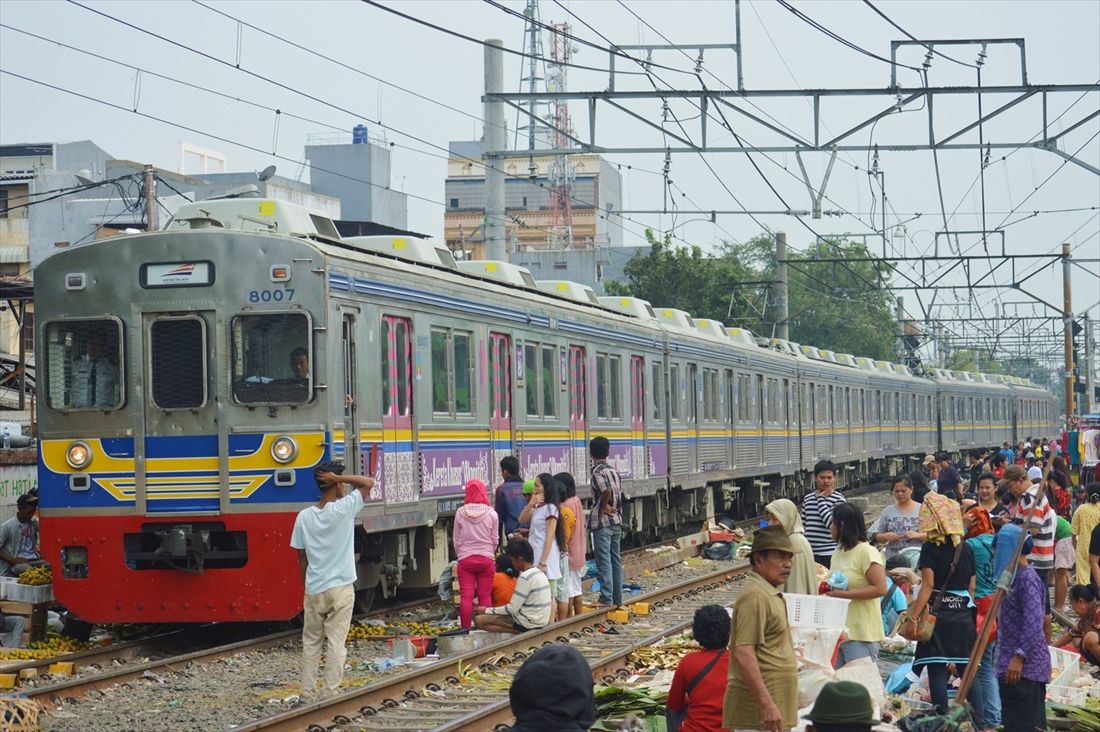 ドゥリ駅構内にかつて存在した線路市場を進む8007編成（筆者撮影）