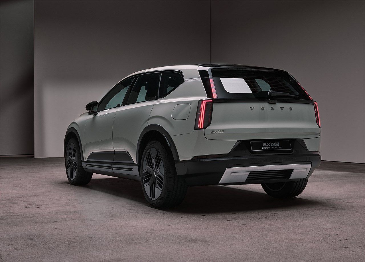 EX60と同時に発表されたボルボ「EX60クロスカントリー」（写真：ボルボ・カー・ジャパン）