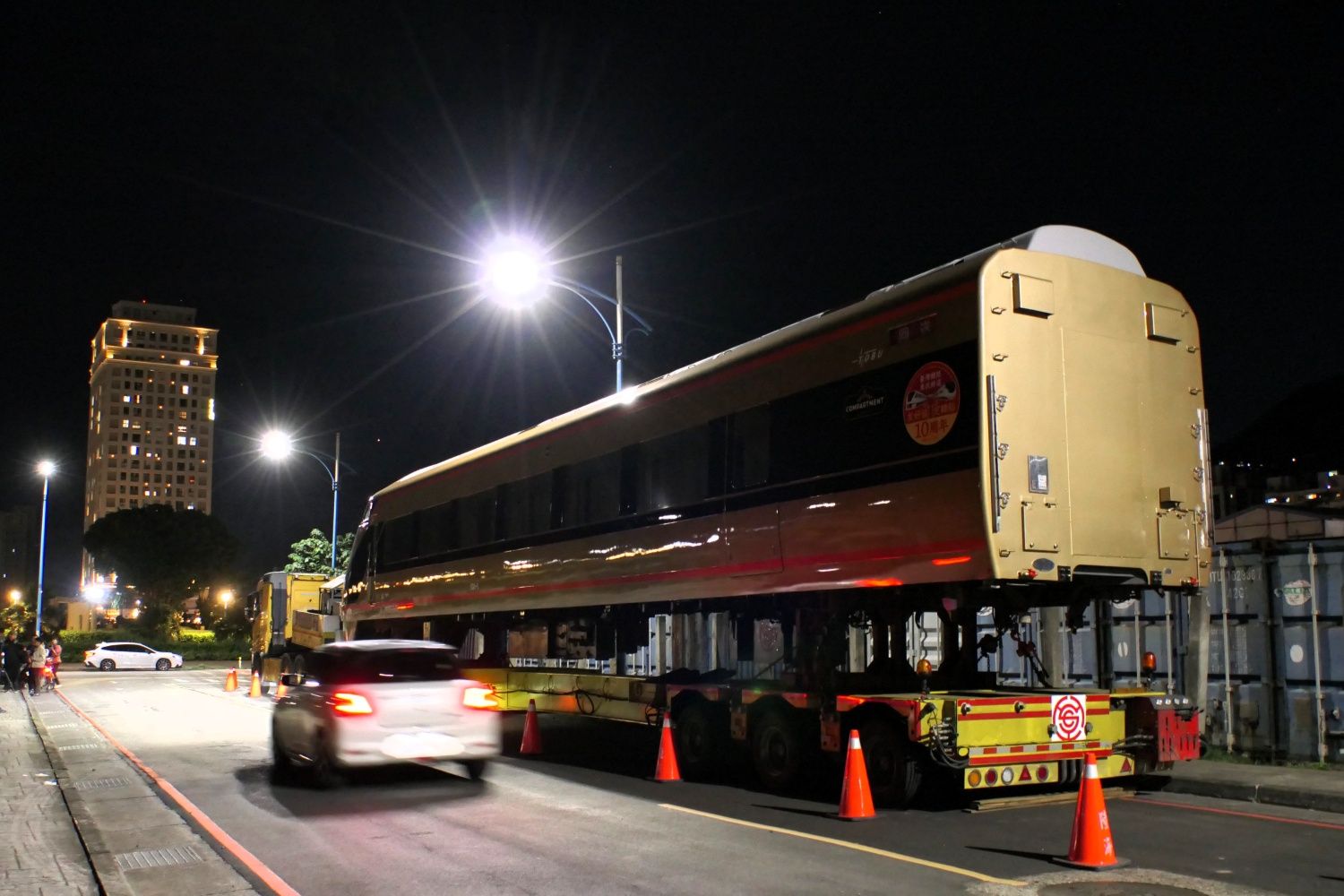 夜が更けるのを待って台北駅へ出発する（記者撮影）