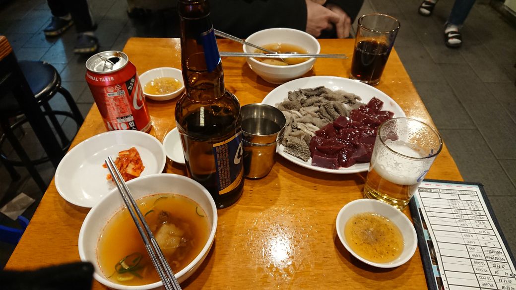 韓国では今でも“レバ刺し”が食べられるが、夏場は注意が必要という噂もある（筆者撮影）