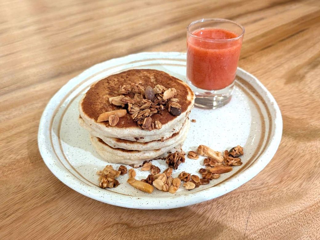 「ストロベリーソースパンケーキ」（780円）。果物そのものを使ったソースは甘さ控えめで、そのまま飲んでもスムージーのようで美味しかった（筆者撮影）