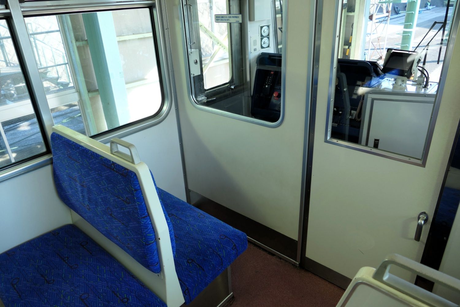 乗務員室直後の座席（記者撮影）