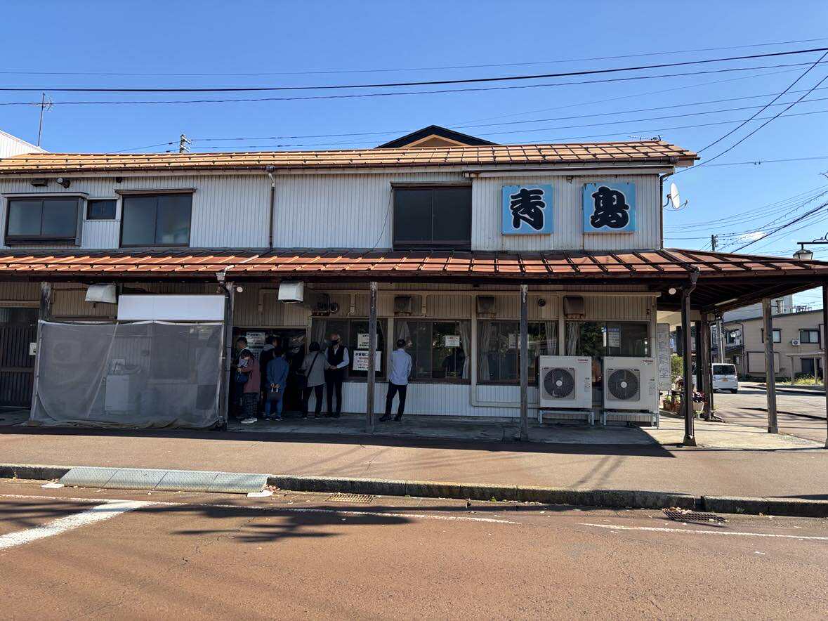 行列必至の『青島』（筆者撮影）