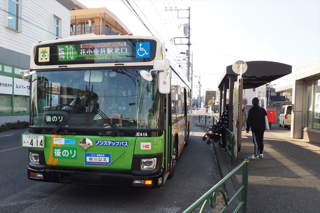 鉄道のない武蔵村山市内の公共交通はバス。花小金井駅行きの都営バス（記者撮影）