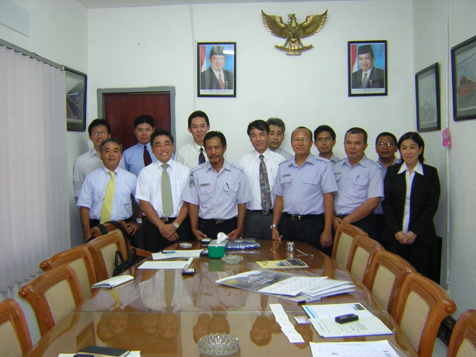 車両メンテナンスの指導で現地を訪問した関係者ら（写真：東急）